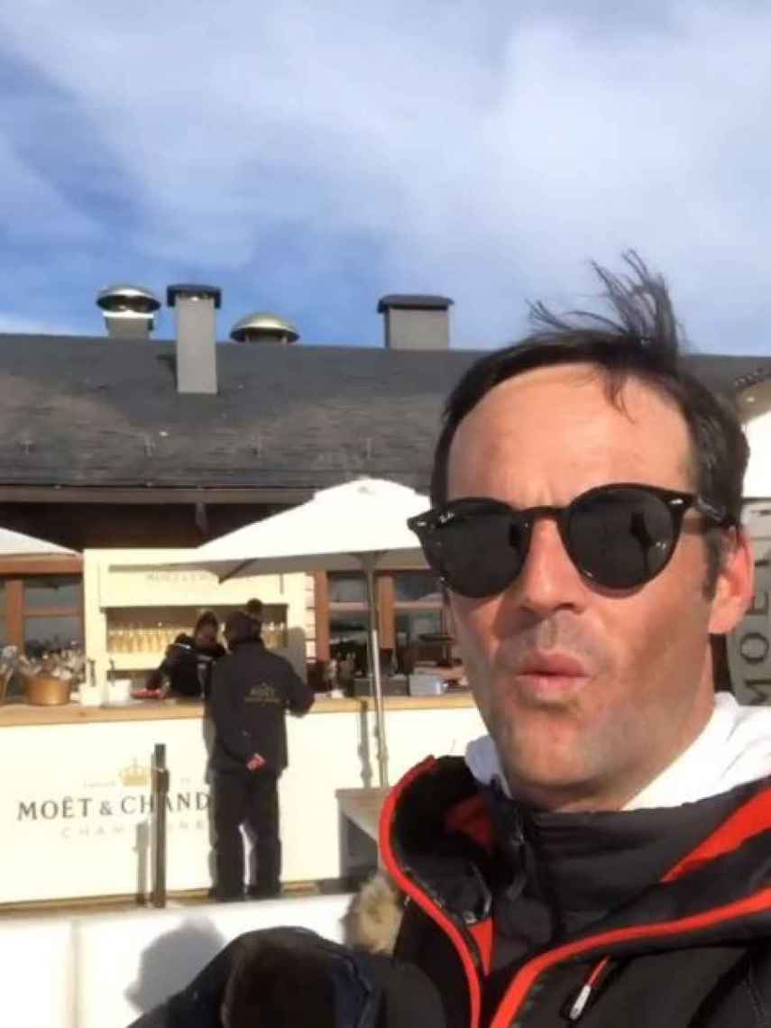 José Bono Jr. y su familia han descansado de la jornada de esquí en el Moët Winter Lounge.