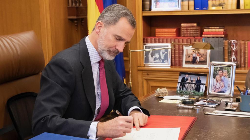 Felipe VI en su despacho, en el Palacio de Zarzuela.