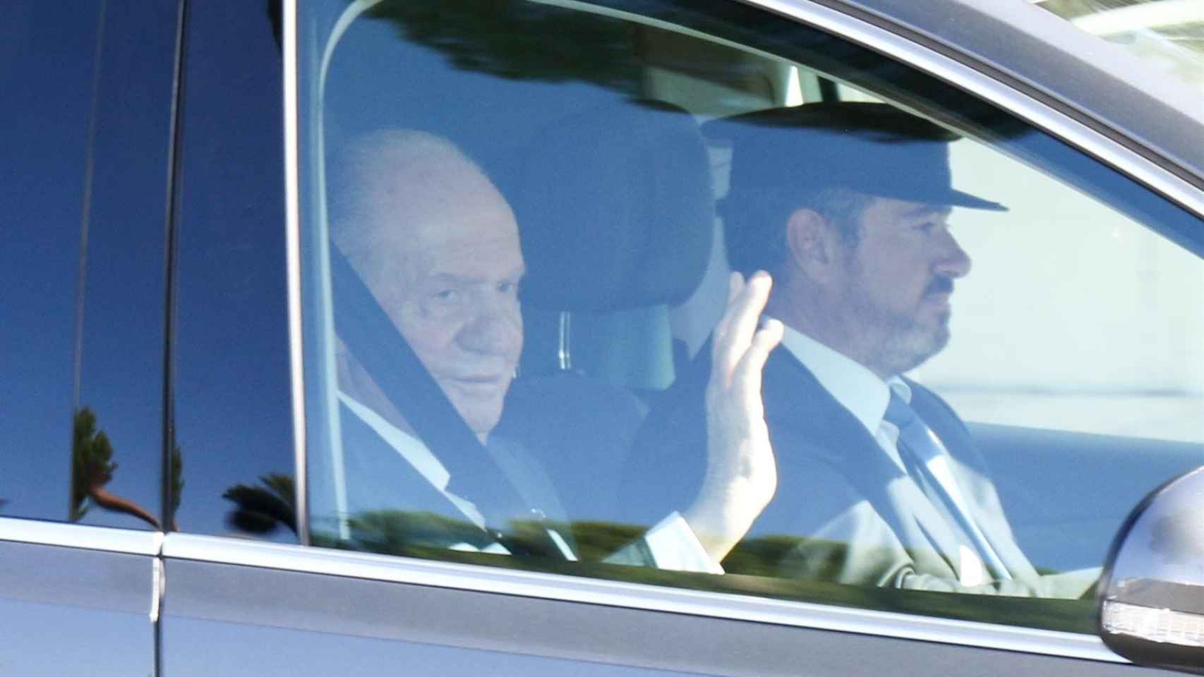El rey Juan Carlos entrando en la clínica.
