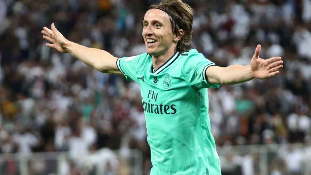 Luka Modric celebra su gol ante el Valencia, el tercer del Madrid en el partido