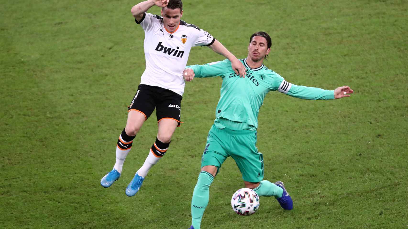 Kevin Gameiro disputa un balón con Sergio Ramos