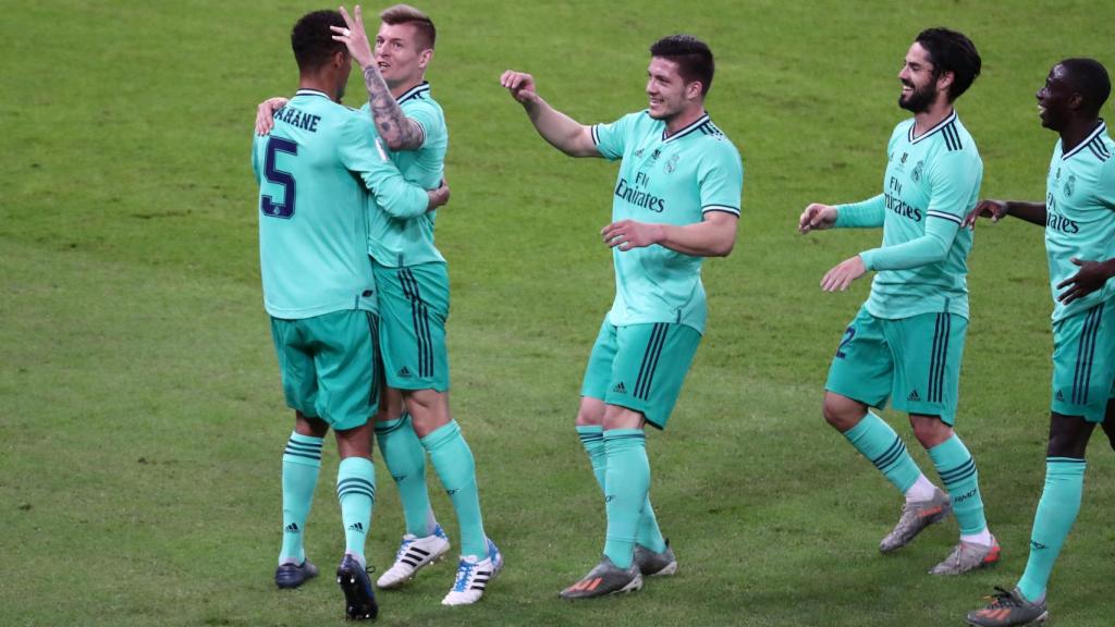 Los jugadores del Real Madrid felicitan a Kroos por su gol olímpico