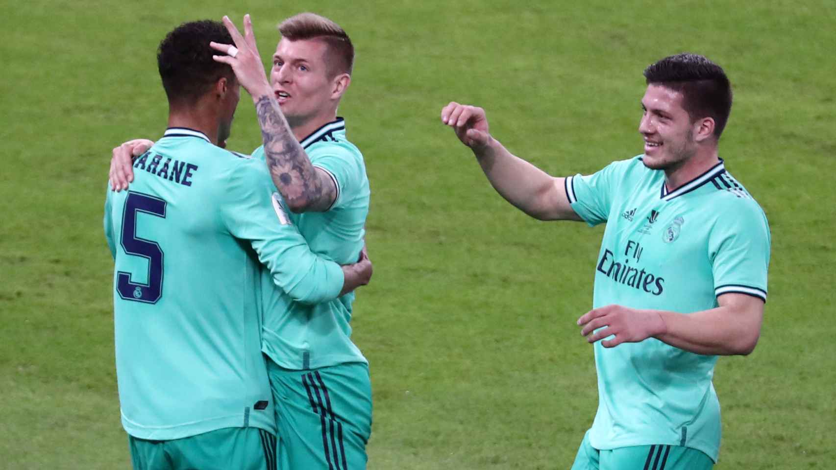 Los jugadores del Real Madrid felicitan a Kroos por su gol olímpico