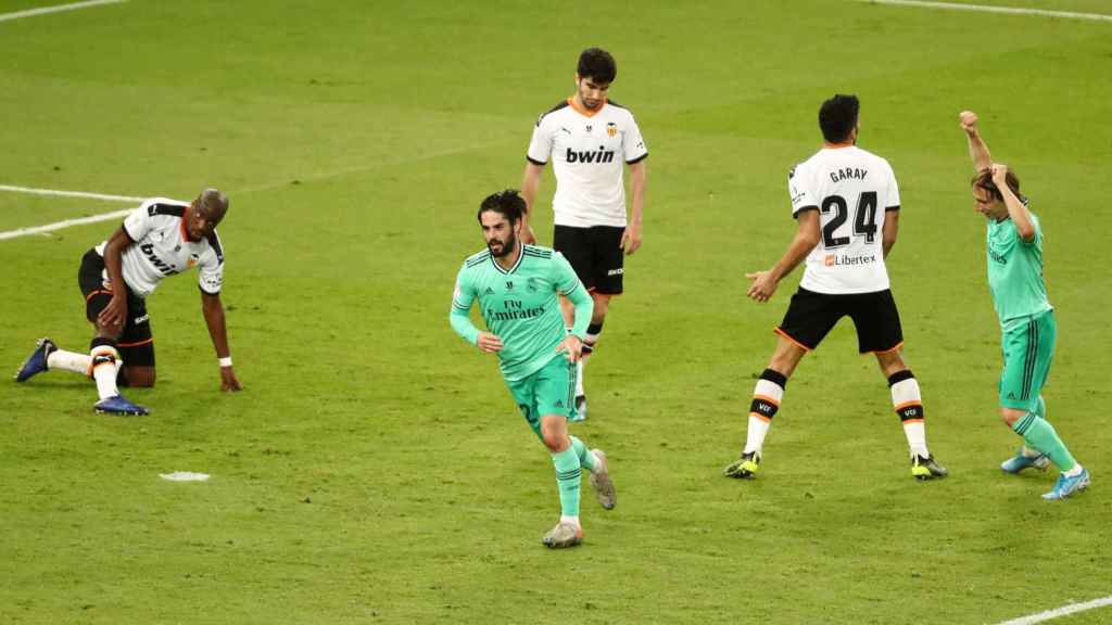 Isco Alarcón celebra su gol al Valencia