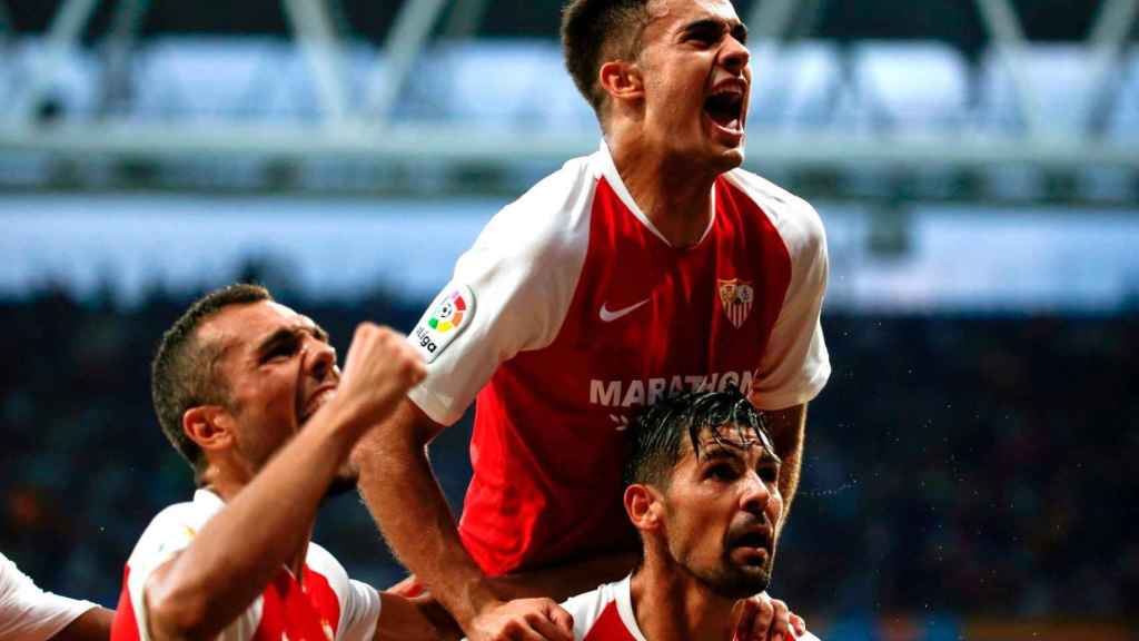 Reguilón celebra un gol del Sevilla