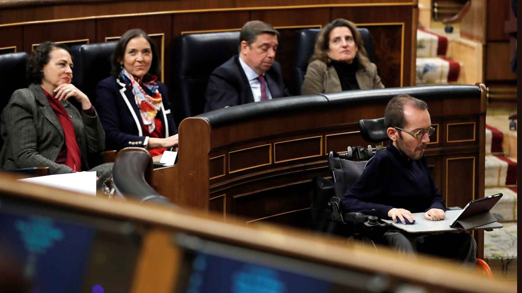 Los ministros Valerio, Maroto, Planas y Ribera, por detrás de Pablo Echenique durante los debates de la sesión de investidura de Pedro Sánchez en el Congreso.