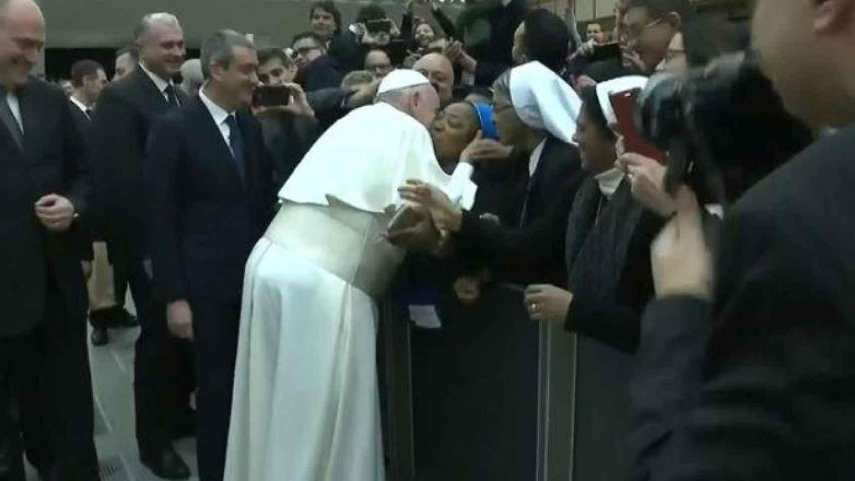 El Papa bromea con una monja