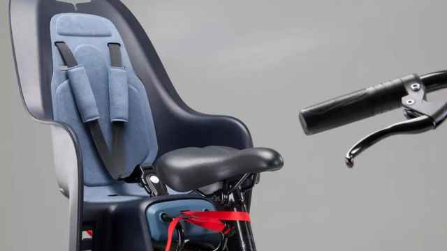 La silla portabebés 100 Bclip marca Btwin vendida por Decathlon.