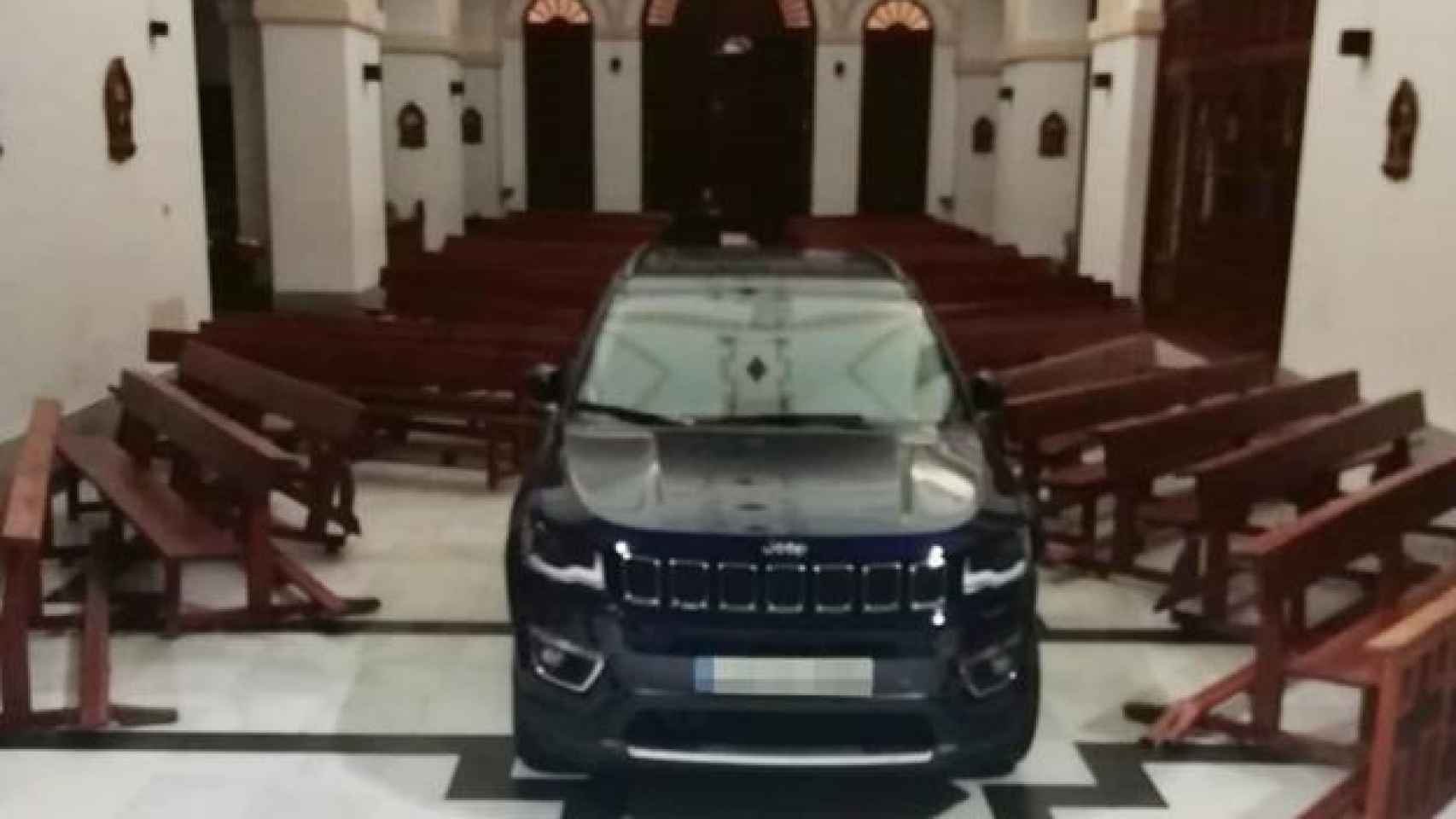 El coche en el interior del templo en el estado que ha sido hallado.