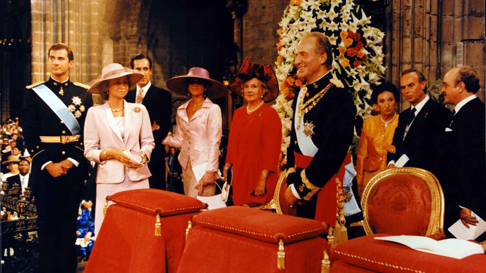 La Infanta Pilar, de rojo, junto a su hermano, el Rey Juan Carlos y otros miembros de la Casa Real en 1997.