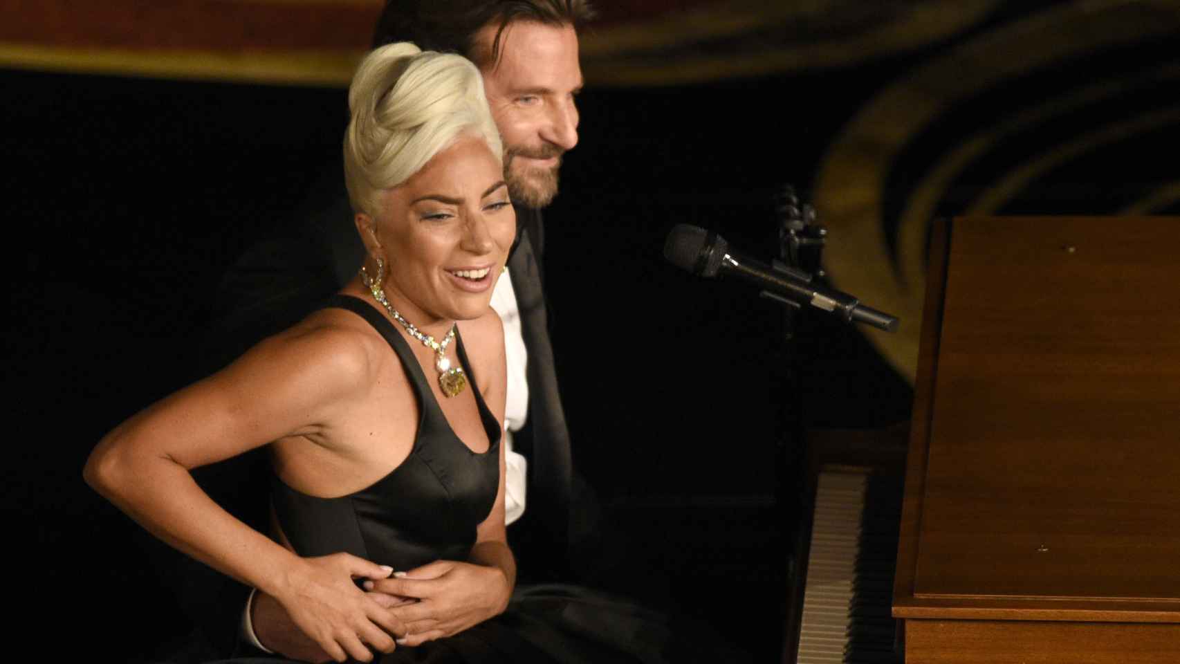 Lady Gaga y Bradlen, en su actuación de los Oscars.