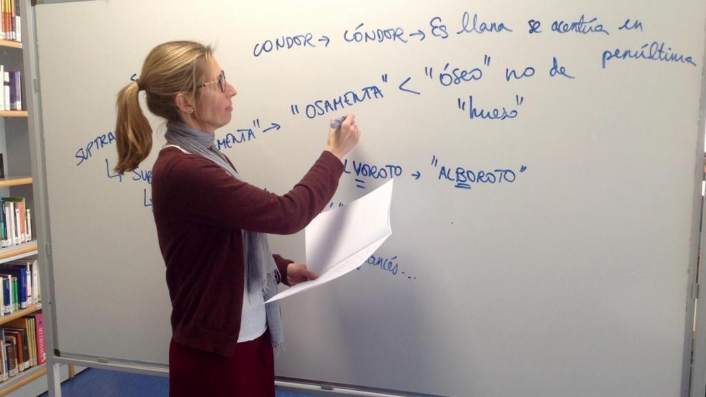 Raquel Hermosilla corrige el examen.