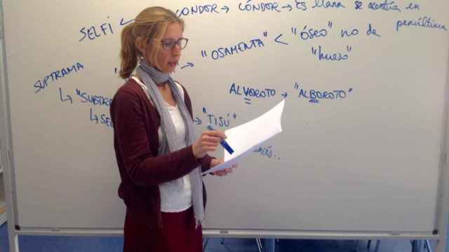 La doctora Raquel Hermosilla corrige el examen de ortografía de la Policía Nacional.
