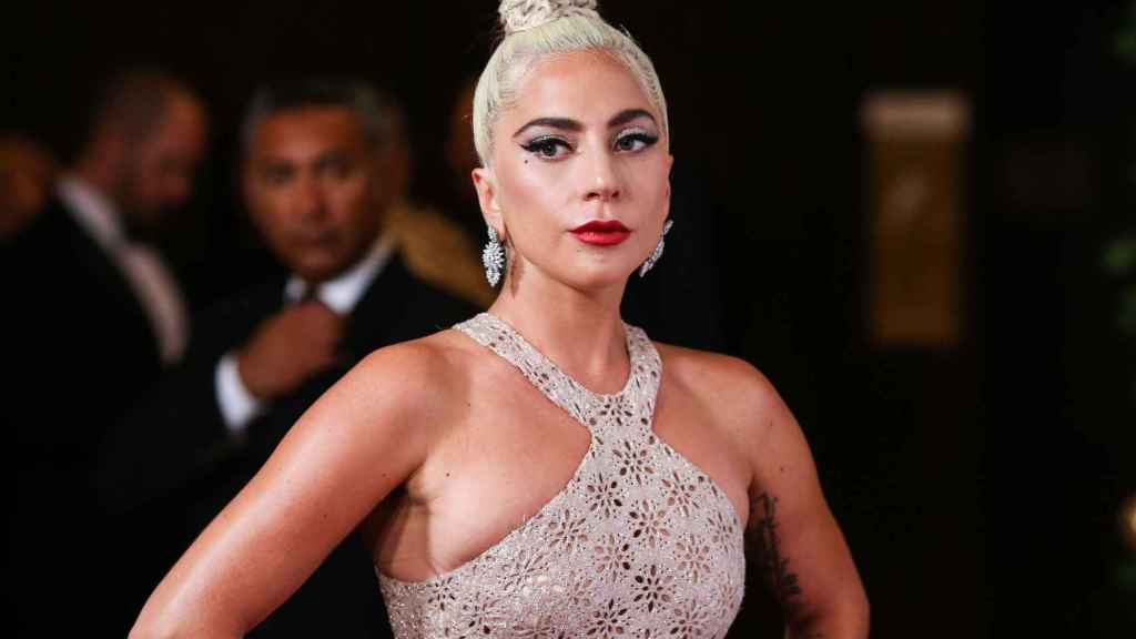 Lady Gaga, en  una alfombra roja.