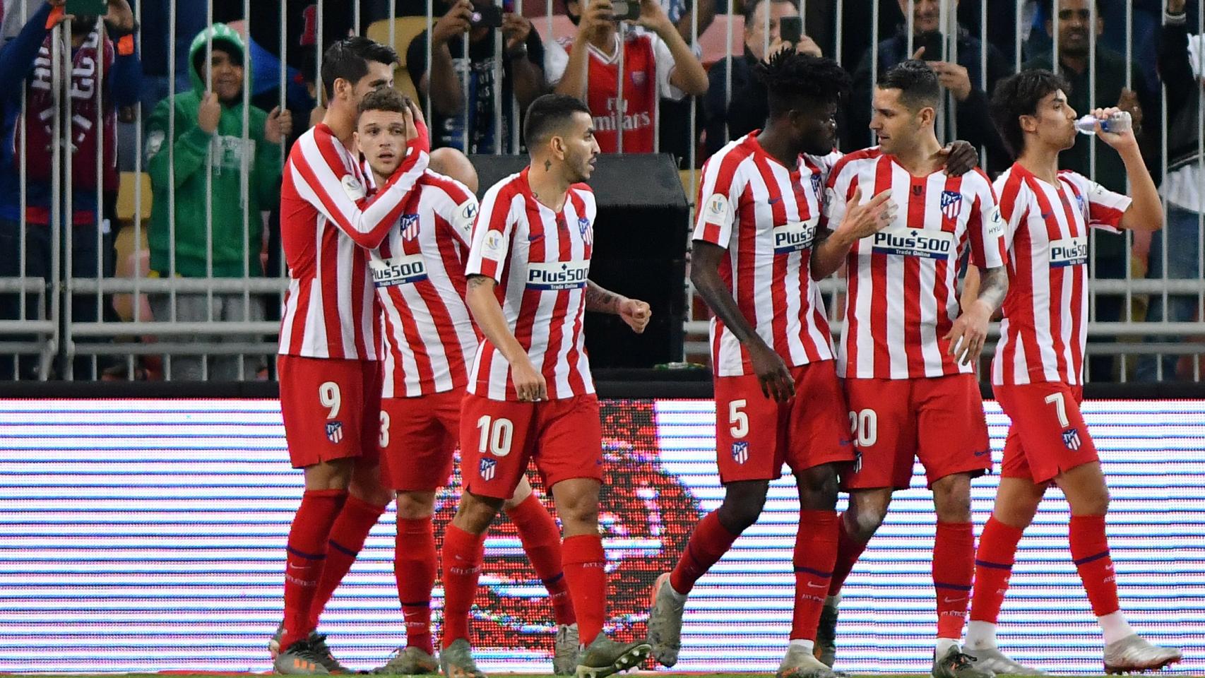 Los jugadores del Atlético celebran uno de los goles de la semifinal ante el Barcelona