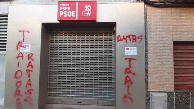 La sede del PSOE en Paterna, con pintadas contra los socialistas.