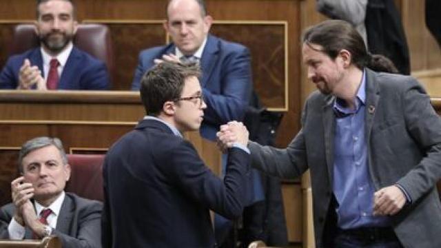 El saludo de Iglesias y Errejón en el Congreso.