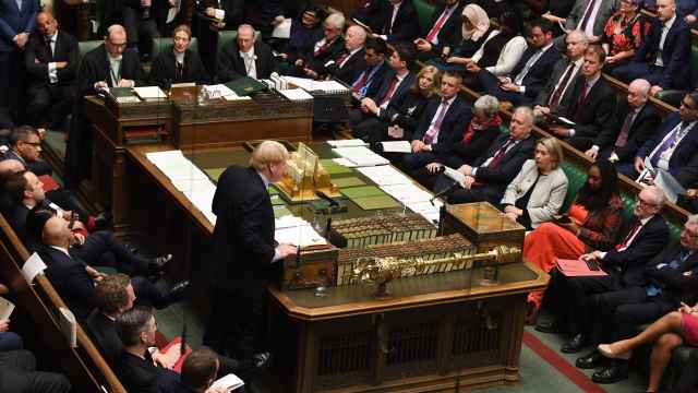 Boris Johnson interviene en el Parlamento británico.
