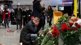 Familiares lloran la muerte de los pasajeros del Boeing 737-800 de Ucrania.