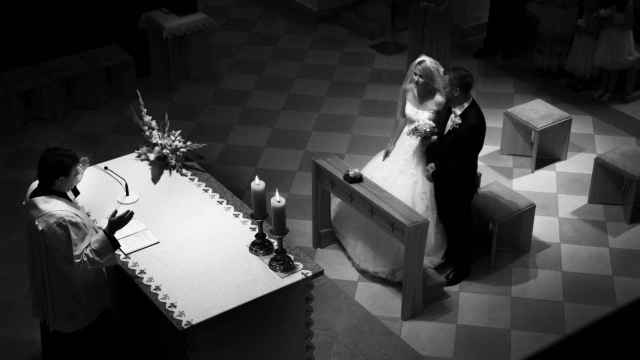 Una pareja casándose por la Iglesia Católica.