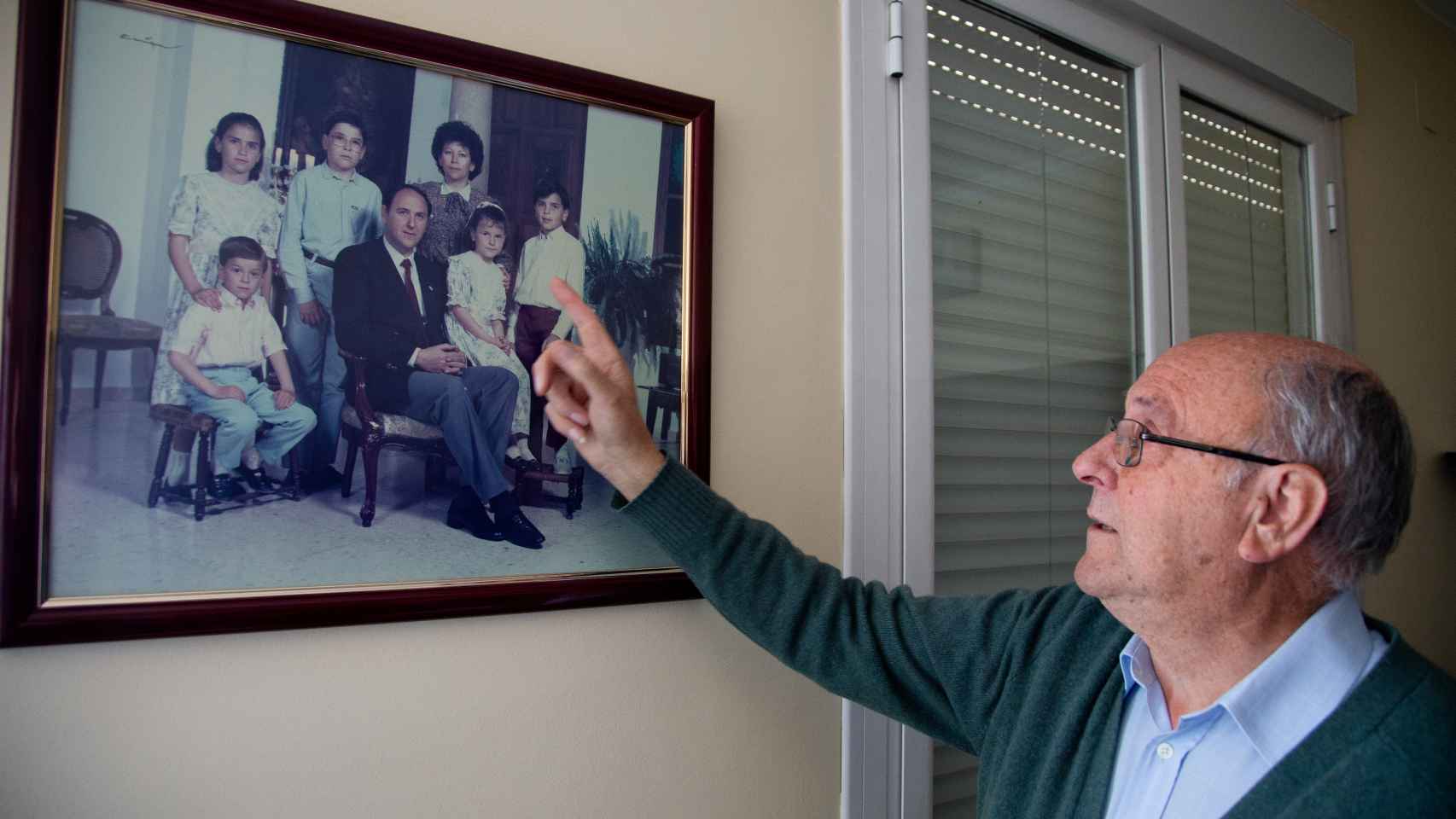 Rafael mostrando una foto familiar. Varios de sus miembros trabajan en la empresa.