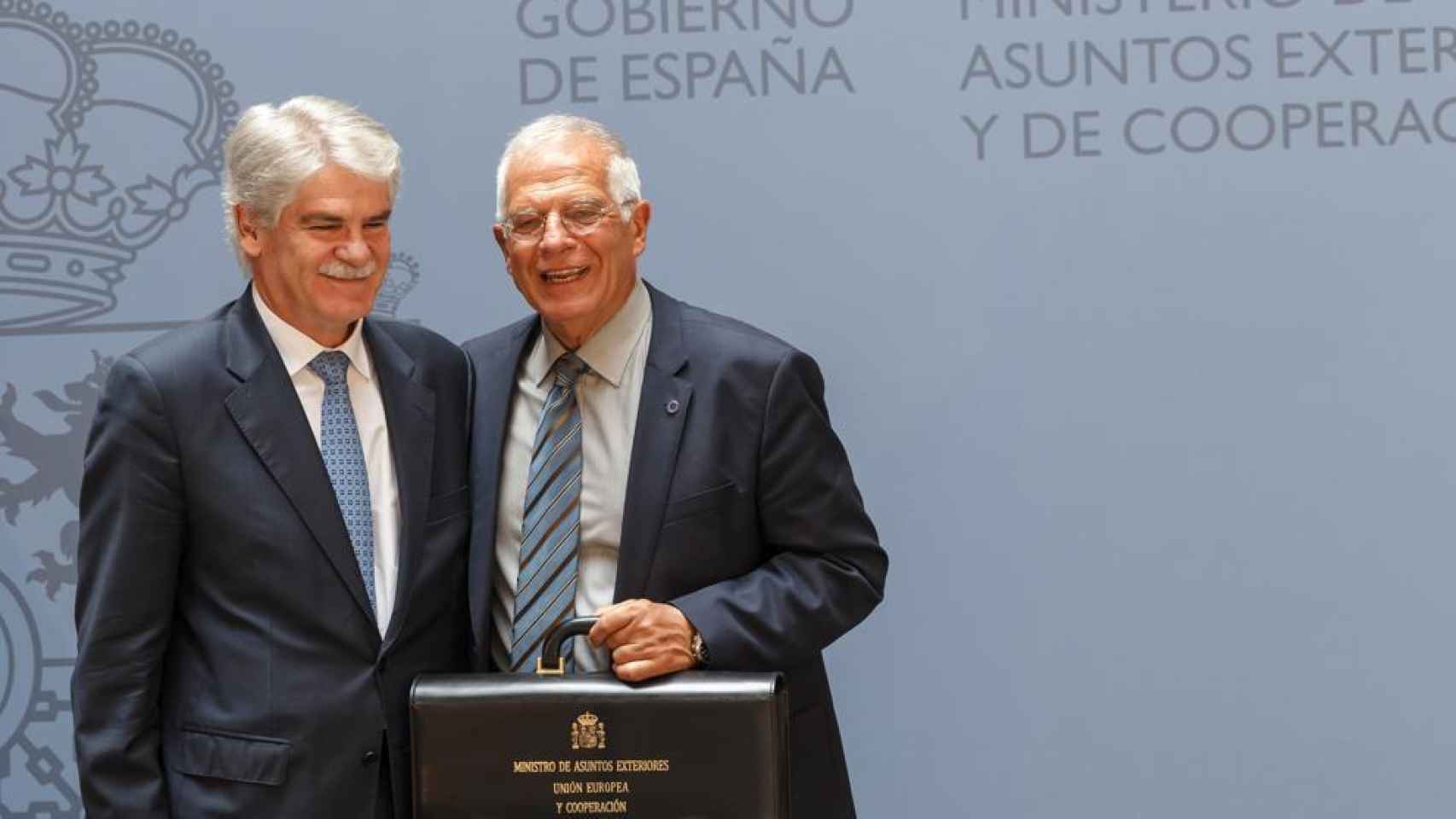 El exministro de Exteriores, Josep Borrell, con su cartera.