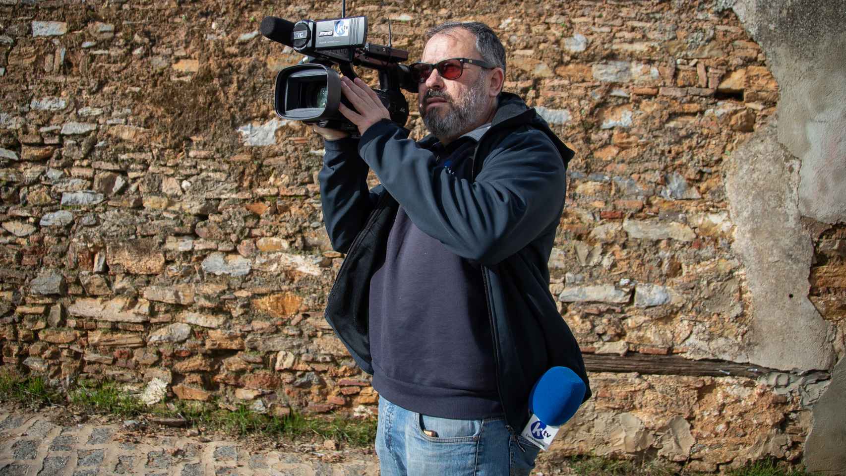 Alberto Lorenzo Prieto también es el operador de cámara de la televisión local de KTV.