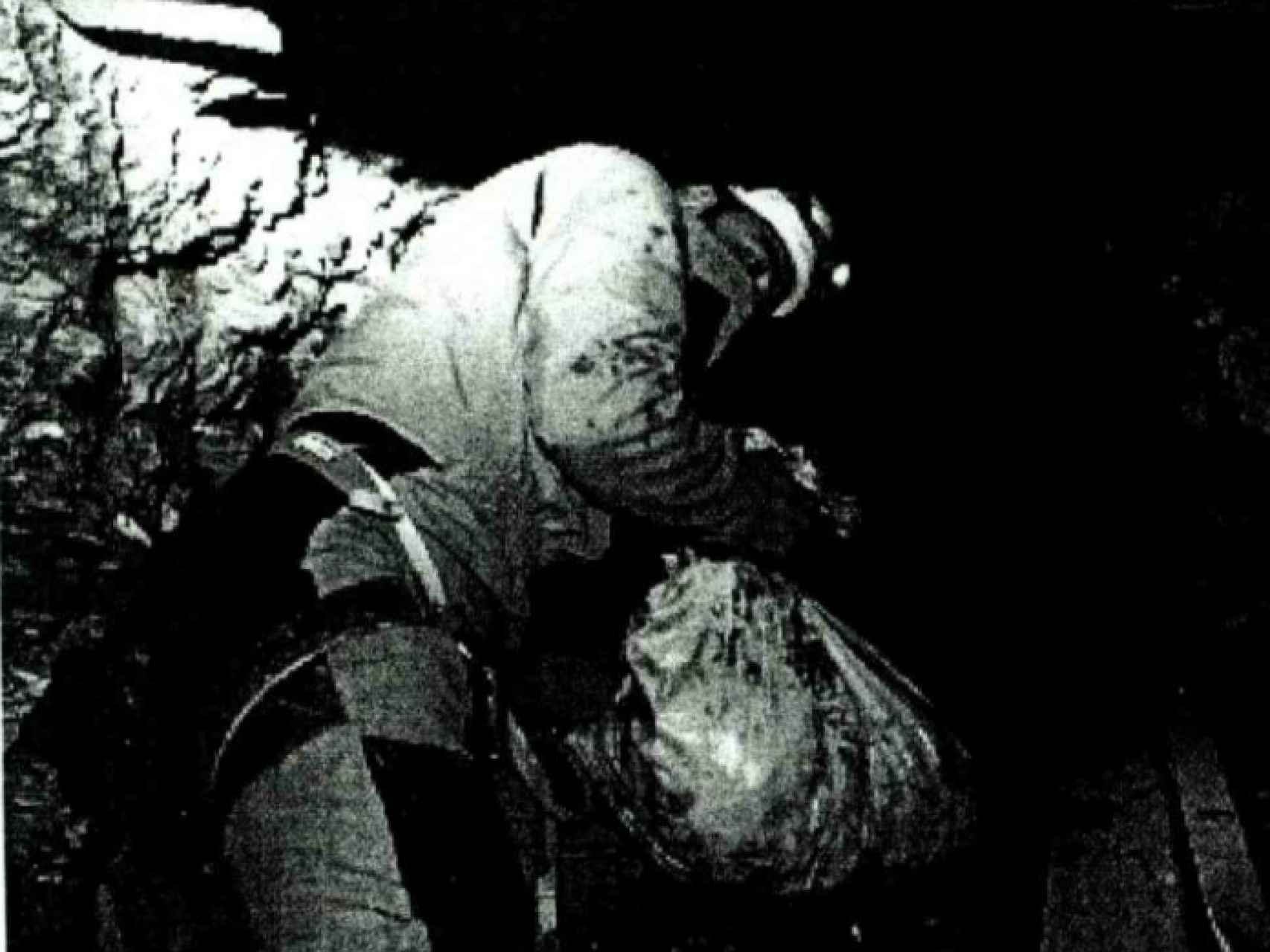 Un minero extrae tierra del pozo del que rescataron el cuerpo sin vida de Julen Roselló.