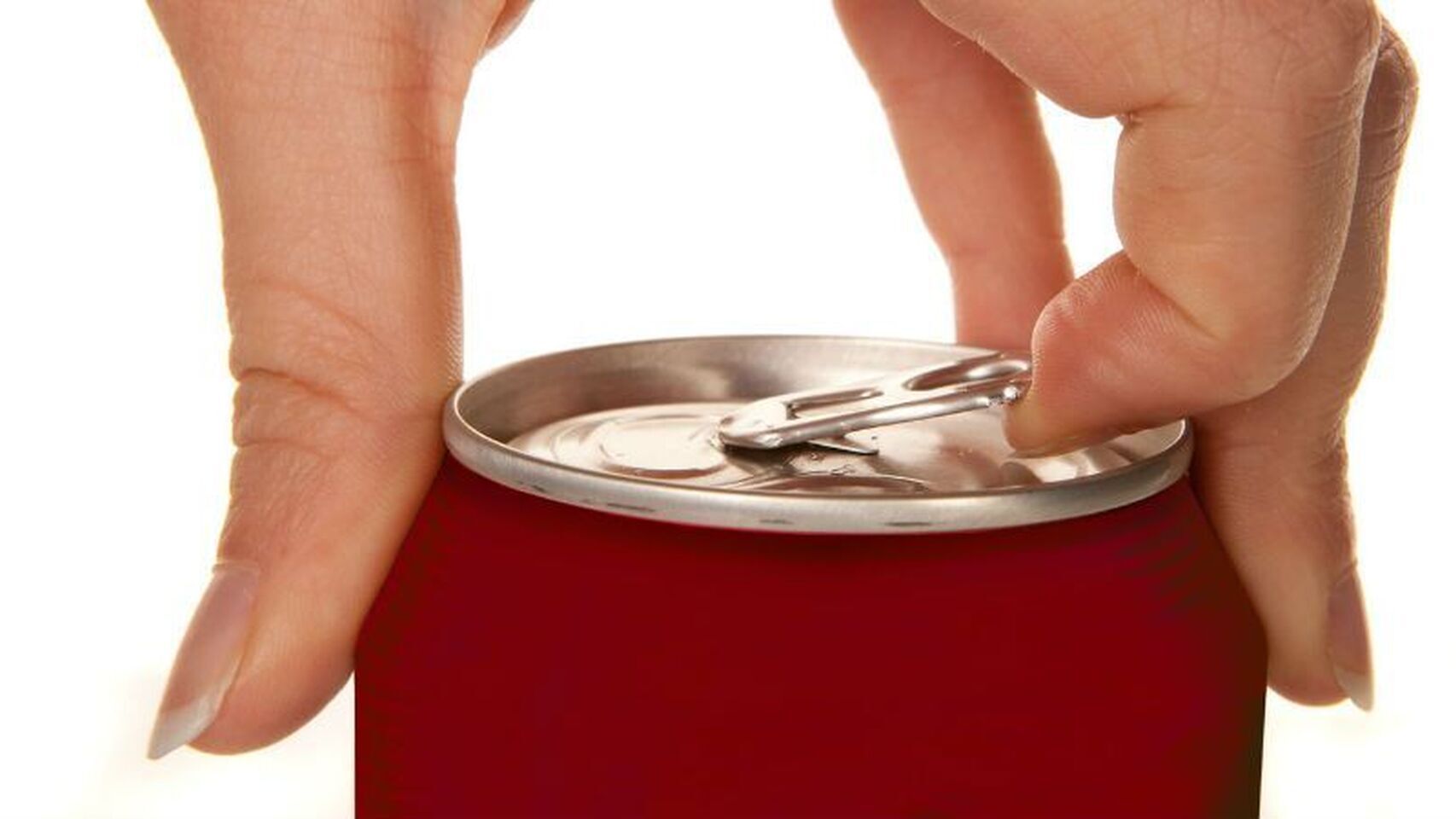 Una mujer utiliza la anilla para abrir la lata, pero, además, podría usarla para otro fin.