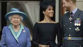 Isabel II junto a Harry y Meghan en el palacio de Buckingham.