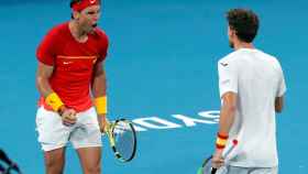 Nadal y Carreño, durante el partido de dobles.