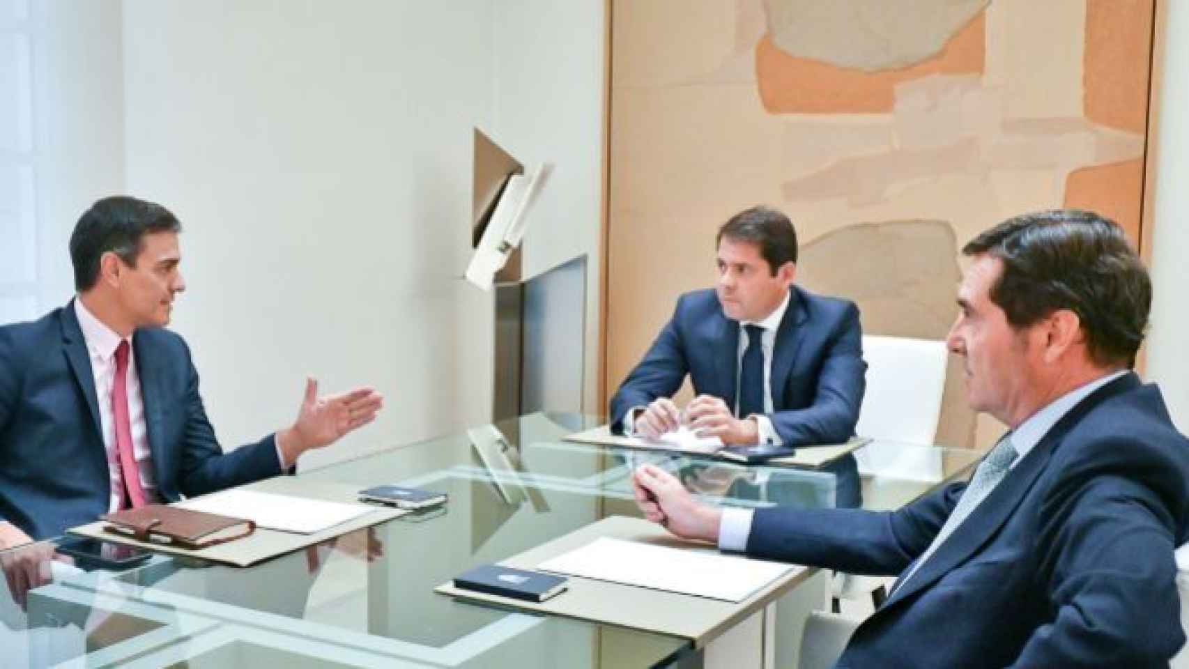 Pedro Sánchez, presidente del Gobierno, conversa con el presidente de CEOE, Antonio Garamendi, y el de CEPYME, Gerardo Cuerva.