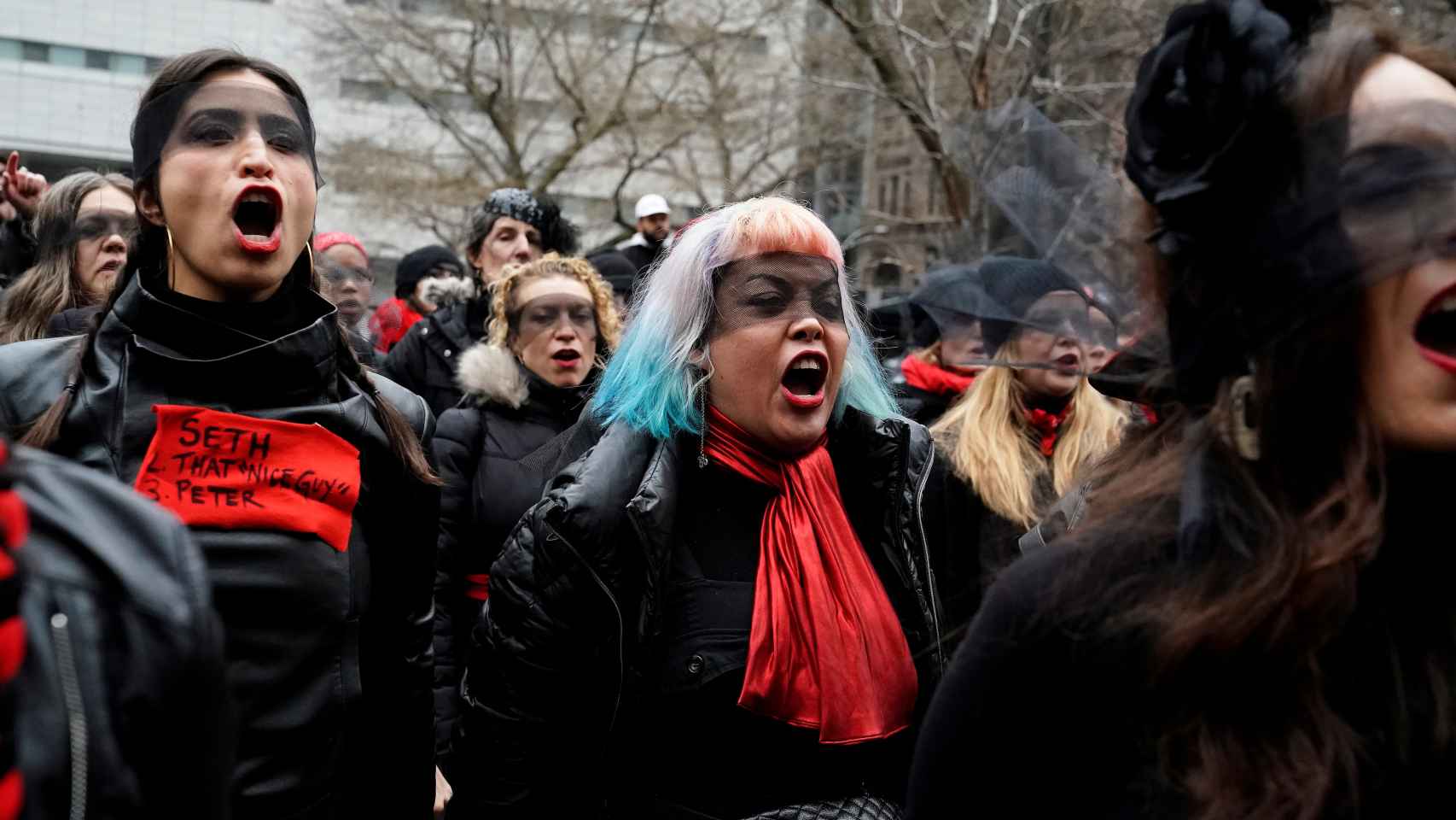 Mujeres cantan 'Un violador en tu camino' frente al tribunal que juzga a Harvey Weinstein.