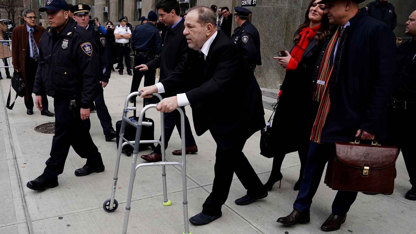Harvey Weinstein, ayudado por un andador a las puertas del tribunal donde es juzgado.