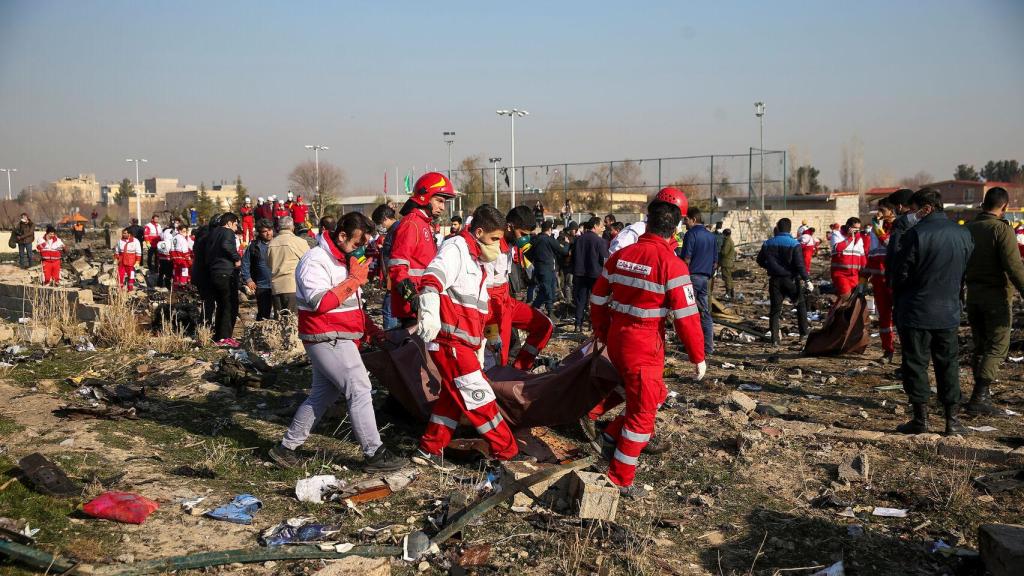 Miembros del equipo de rescate en la zona donde se estrelló el avión ucraniano.