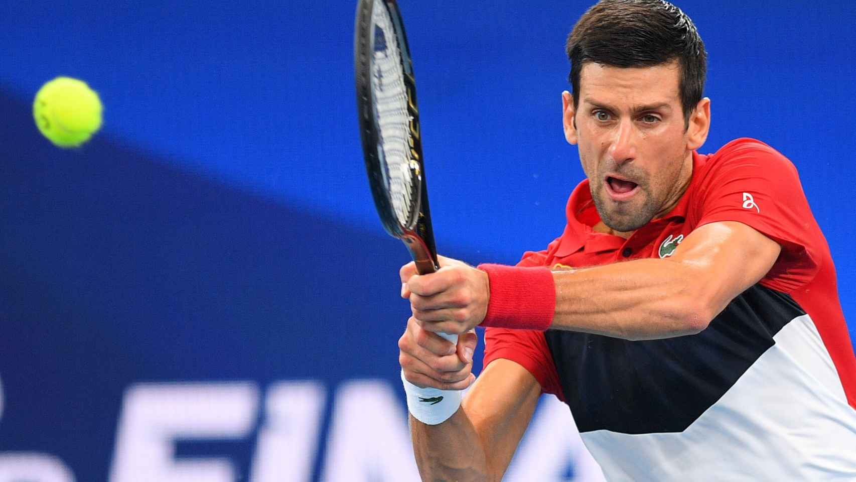 Djokovic durante las semifinales de la ATP Cup ante Medvedev