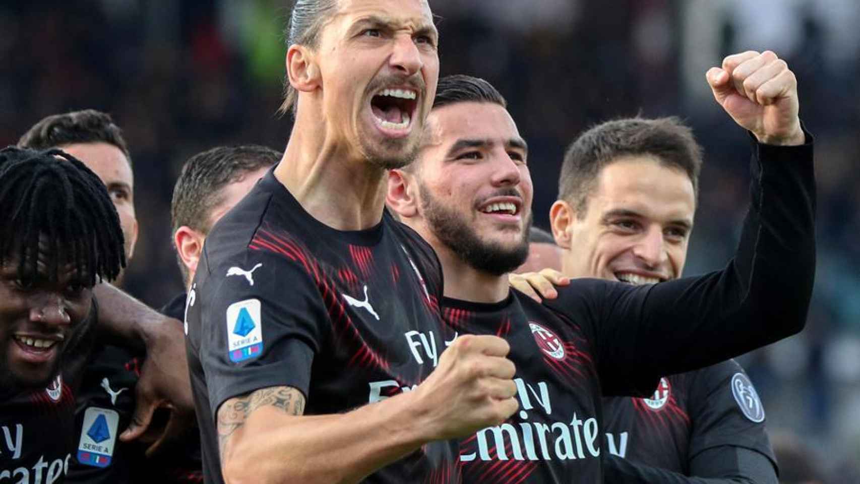 Zlatan Ibrahimovic celebra su primer gol con el Milan