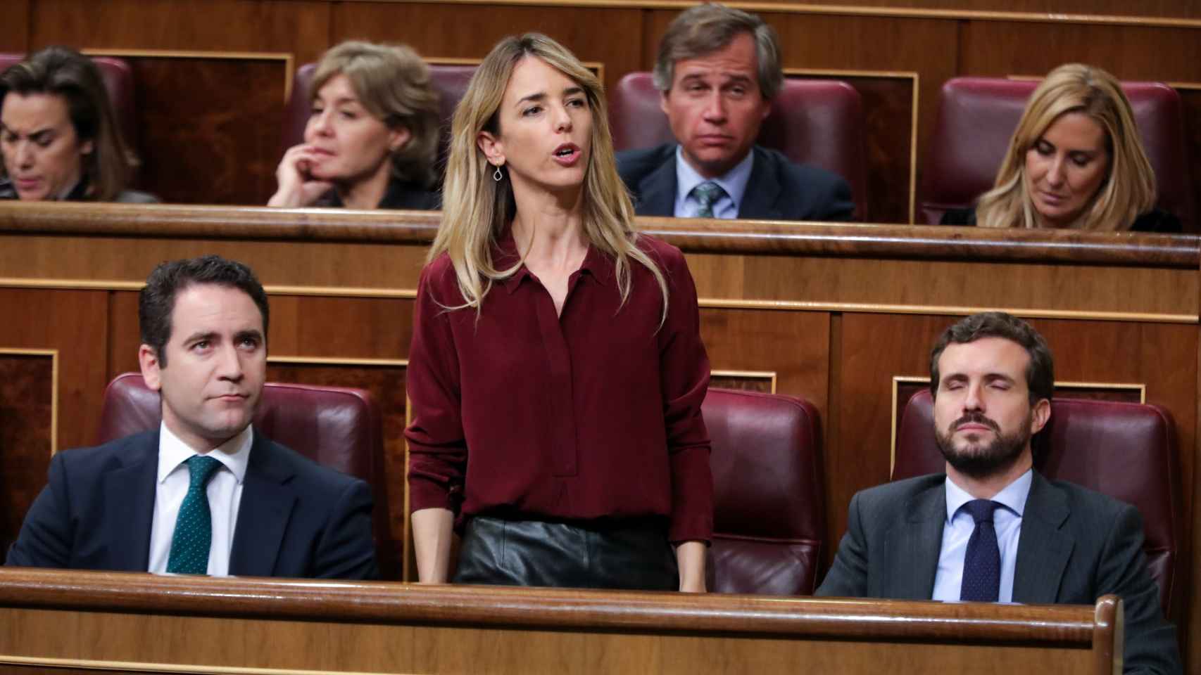 Cayetana Álvarez de Toledo, portavoz del PP en el Congreso, entre Casado y García Egea.