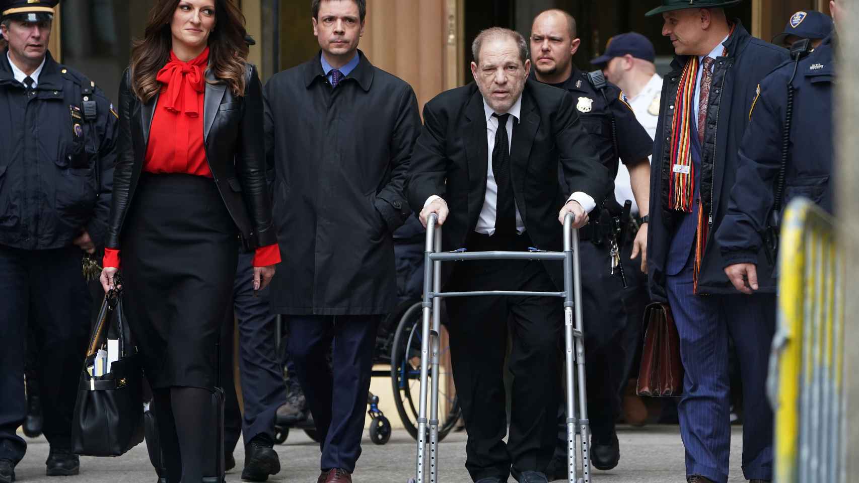Harvey Weinstein llega con la ayuda de un andador al juzgado de Nueva York.