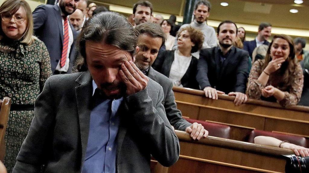 Iglesias llora minutos después de que Sánchez lograra la confianza del Congreso para ser presidente.