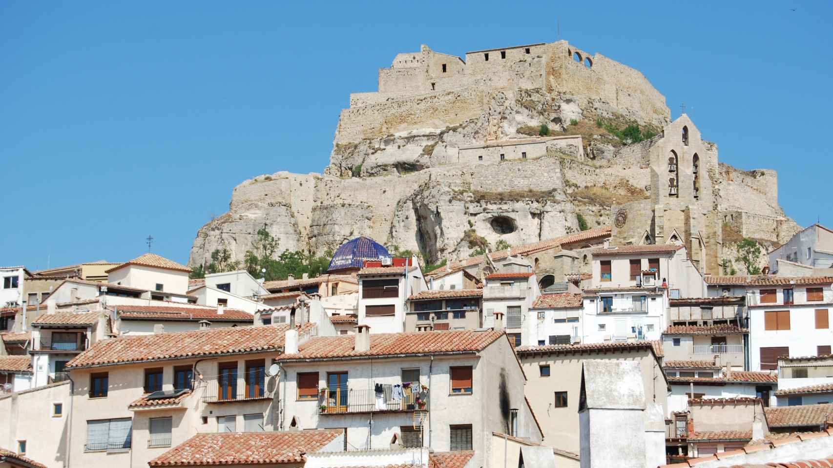 El pueblo de Morella y, al fondo, el castillo.