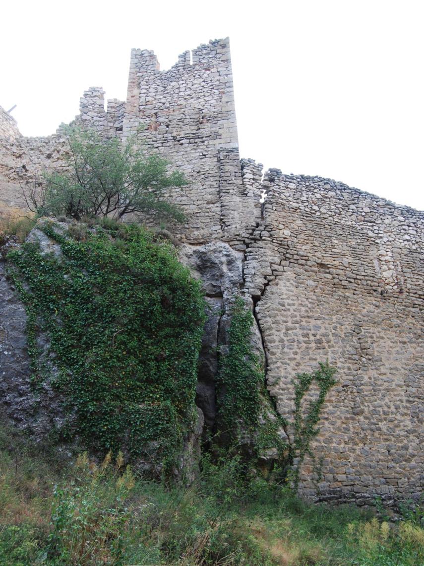 Grietas en la muralla de la fortaleza.