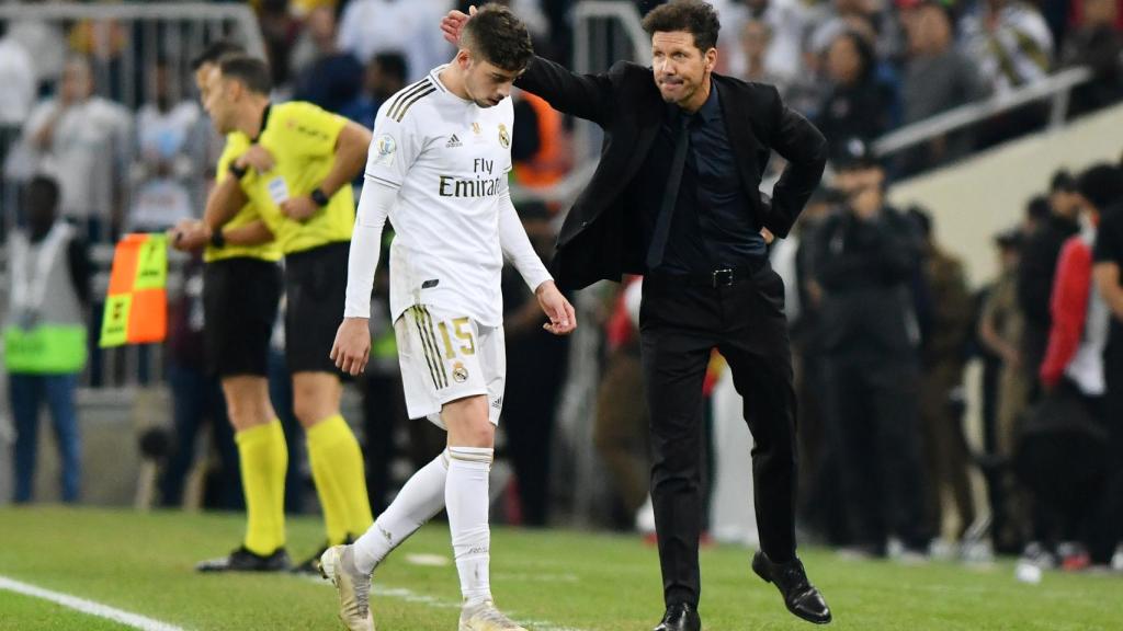 Fede Valverde es consolado por Simeone, entrenador del Atlético, tras ser expulsado en la final de la Supercopa