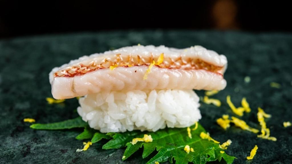 GAMAN_Nigiri de salmonete con ajo frito y alioli de yuzu