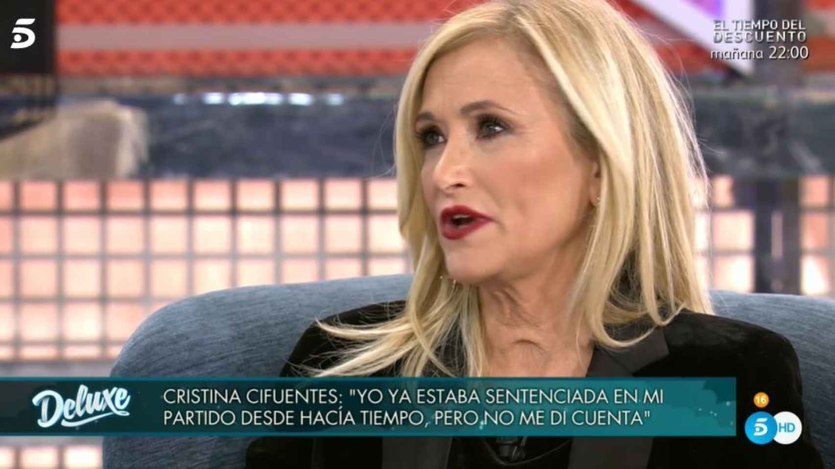 Cristina Cifuentes en una imagen durante la entrevista en 'Deluxe'.