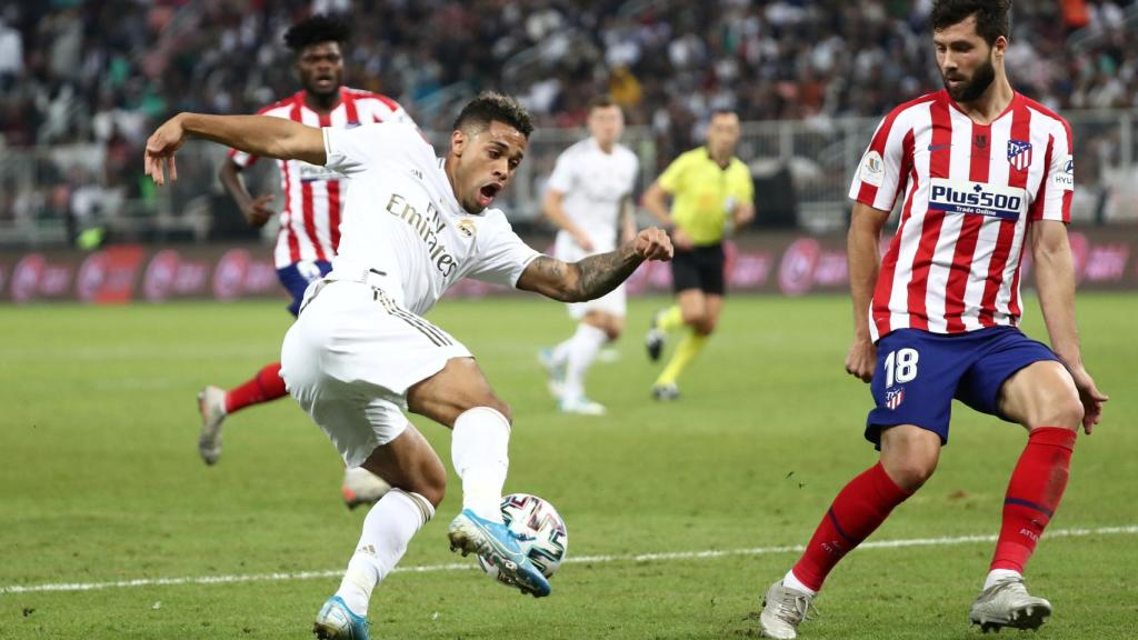 Mariano dispara a portería ante Felipe