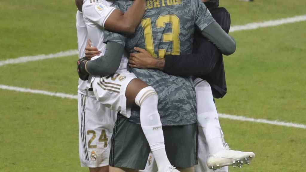 Los jugadores del Real Madrid abrazan a Courtois tras la tanda de penaltis