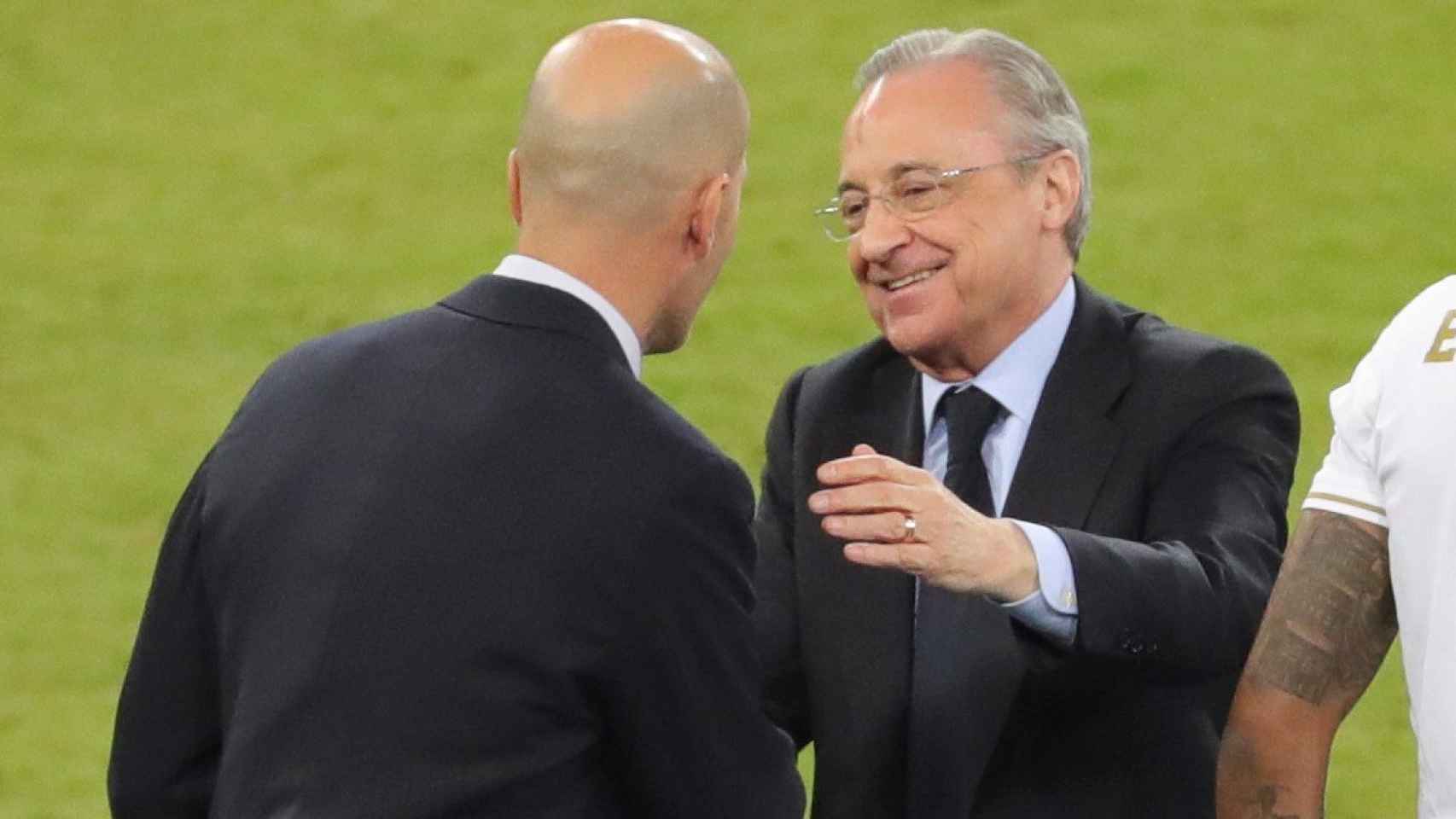 Florentino Pérez saluda a Zinedine Zidane antes de recoger la medalla de campeón