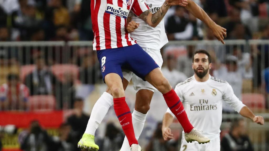 Sául Ñíguez pelea un balón aéreo con Casemiro
