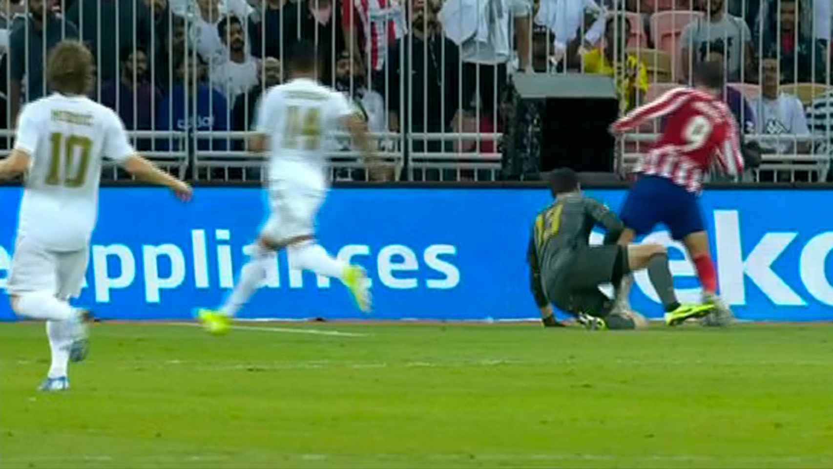Álvaro Morata se deja caer en el área del Real Madrid